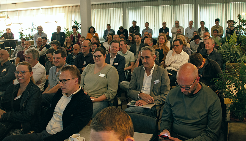 mensen in zaal tijden kennispodium