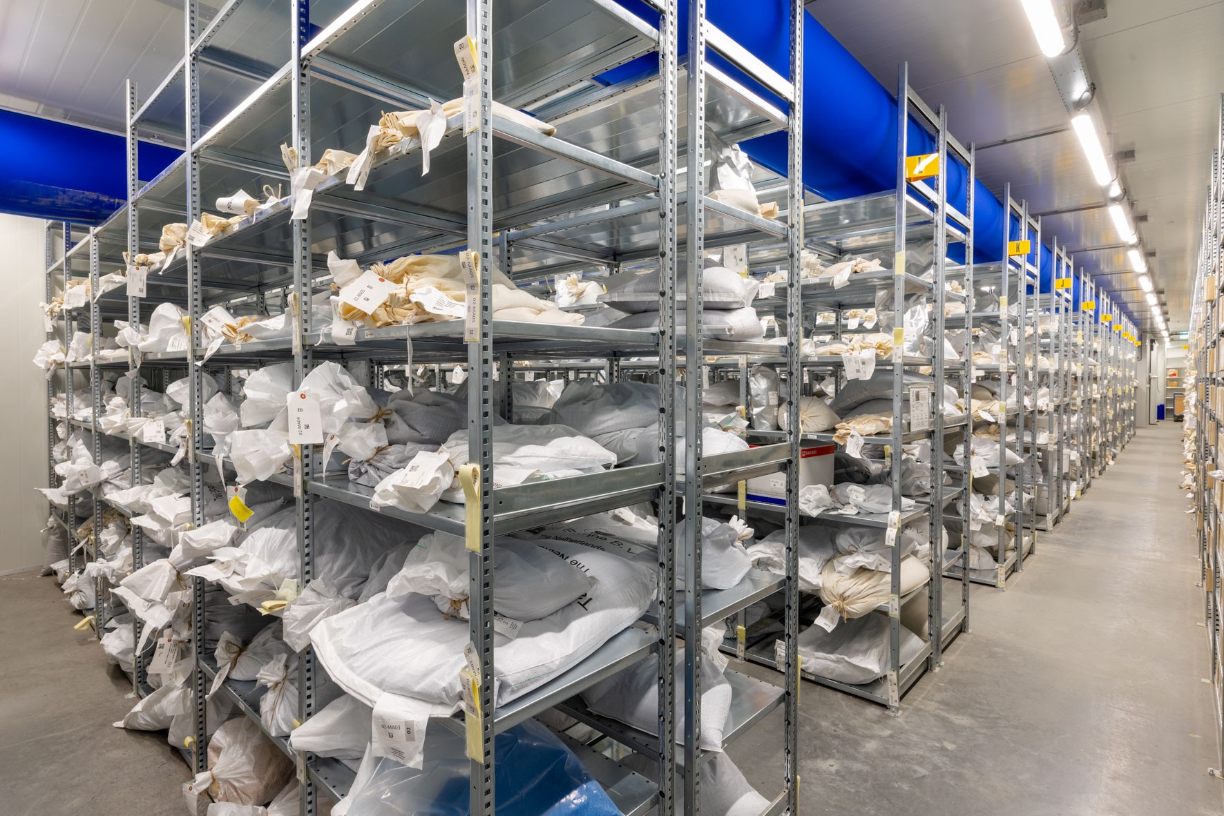 Stellingkasten met zaden opgeslagen in een koeling